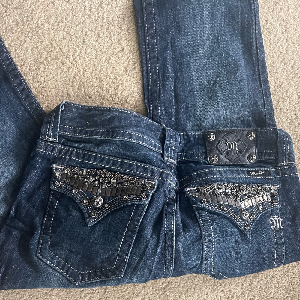 Beautiful Miss Me jeans. Lots of fun details on the pockets. Great condition.